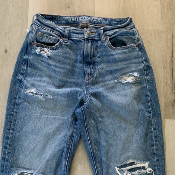 American Eagle Strigid Mom Jeans, Distressed, High Waisted, medium Wash Size‎ 4 - Picture 9 of 12